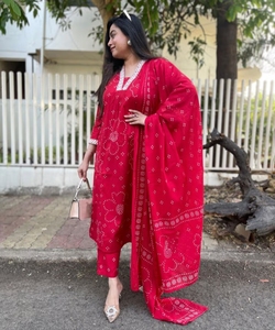 Kurta en viscose rayonne pour femme, imprimé, coupe droite, avec pantalon et dupatta - Product Image 2