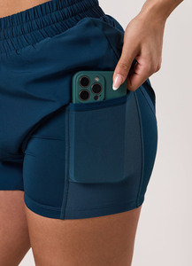 Shorts tissés pour femmes, bleu huile, style 2-en-1, à logo personnalisé OEM, best-seller, anti-humidité, légers, avec taille élastique - Product Image 3
