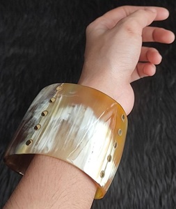 Brazalete Hecho a Mano de Cuerno de Búfalo Natural, Resistente, con Diseño Animal en Negro y Marrón para Decoración del Hogar, por India f s International - Product Image 5