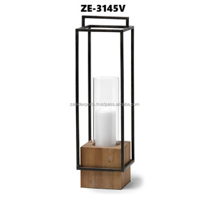 Lanterne en fer élégante de designer pour la décoration intérieure, forme rectangulaire faite à la main pour Noël, élégance aérienne par Zahid Exports - Product Image 1