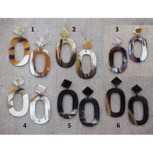 Boucles d'oreilles en corne de buffle, matériau naturel fait à la main, accessoire de mode, bijoux élégants en cristal - Product Image 3