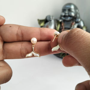 Boucles d'oreilles queue de sirène en perles d'eau douce plaquées or, bijoux anti-ternissement, fabricant et fournisseur en gros - Product Image 2