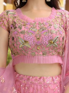 ชุดเลเฮนกา โจลี ผ้าตาข่ายปักลายสีชมพู พร้อมผ้าคลุมไหล่ลายดอกไม้ ชุดเดรสสำหรับงานปาร์ตี้ ชุดแต่งงานแบบดั้งเดิม - Product Image 5