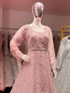 Lehenga ผ้าตาข่ายหรูหราในเฉดแสงที่มีการทำงานหนักเต็มรูปแบบบิตแฟนซีรายละเอียดและ jarkan หินสัมผัส - Product Image 2