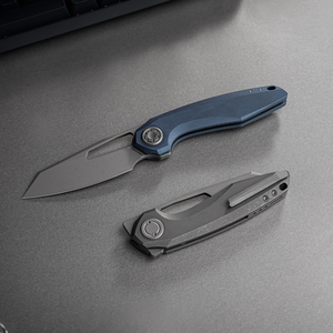 Cuchillos Plegables con Mango Metálico Azul y Hoja Estilo Tanto Gris, Ranura de Apertura con el Pulgar, Detalle de Pivote Circular, Agarre Ergonómico para Actividades al Aire Libre - Product Image 5