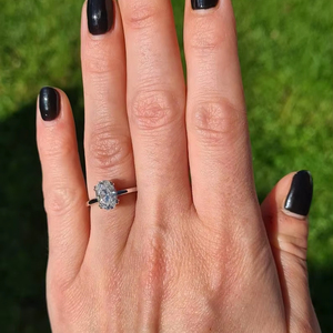 Anillo de compromiso de moissanita ovalado de 1.5 quilates (9*6mm) con efecto hielo triturado, halo oculto de diamantes alargado y doble engaste, ideal para propuesta. - Product Image 1