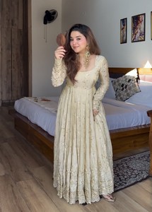 Magnífico vestido étnico de seda Chinon con intrincados adornos de lentejuelas y moti, mangas largas, pantalones de seda y una rica dupatta. - Product Image 1