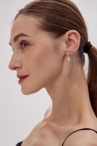 ต่างหูห่วงทอง 14K รูปทรงลูกแพร์ ประดับเพชรเลี้ยงในห้องปฏิบัติการ ดีไซน์เต็มหน้าประดับเพชรระยิบระยับ สวยหรู เหมาะสำหรับงานแต่งงาน งานครบรอบ หรือเป็นของขวัญสำหรับผู้หญิง - Product Image 3