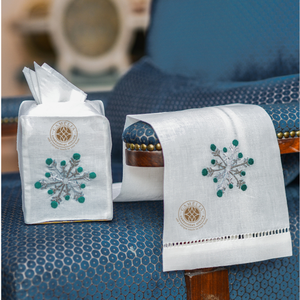 Boîte à mouchoirs et ensemble de serviettes pour invités brodés de flocons de neige. Décoration de salle de bain d'hiver réutilisable, élégante et durable - Product Image 1