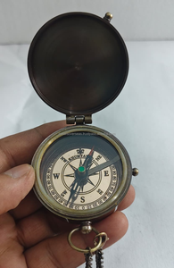 เข็มทิศพกพาทองเหลืองพร้อมสายโซ่ สไตล์วินเทจ อุปกรณ์นำทางทางทะเลแบบพกพา - Product Image 4