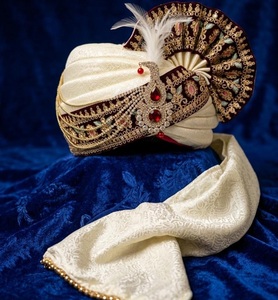 Safa en soie ivoire royal fait main avec bordure Zardosi bordeaux et Kalgi rubis, Turban de mariage de luxe pour marié, Vente en gros - Product Image 4