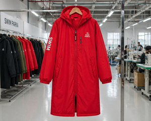 Parka de Natación OEM con Diseño Personalizado, Impermeable, con Capucha, Forro Polar Cálido, Abrigo Largo para Entrenamiento de Natación, Uso en Playa y Piscina - Product Image 6