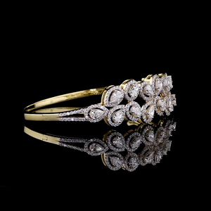 Bracelet en or jaune poli avec maillons en diamant raffiné et halo de pierres en forme de poire et rondes, bijou de luxe pour occasions élégantes - Product Image 2