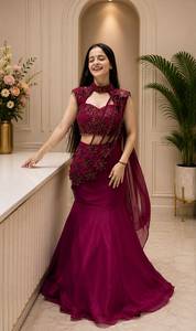 Ensemble prêt-à-porter de designer pour soirée, comprenant un lehenga en georgette avec broderie de sequins et travail de fils, une blouse et un dupatta intégré. - Product Image 1