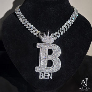 Collier personnalisé avec pendentif initiale en forme de couronne, en moissanite et perle d'eau douce, plaqué or, style hip-hop, pour homme, idéal pour les fêtes - Product Image 4