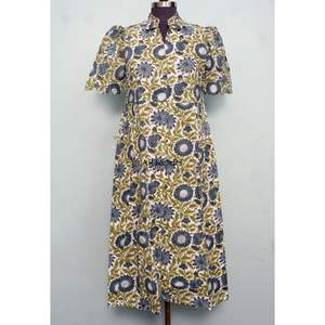 ชุดเดรสลำลองสไตล์โมเดิร์น แขนสั้น ความยาวปานกลาง เหมาะสำหรับงานปาร์ตี้ฤดูร้อน ผู้หญิง สวยหวาน สไตล์เรียบง่าย ผ้าฝ้ายพิมพ์ลายด้วยมือ ทรงคังกูร่า สีธรรมชาติ - Product Image 3