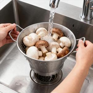 Passoire en acier inoxydable au design moderne et élégant, avec poignées ergonomiques pour la cuisine domestique - Product Image 1