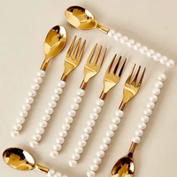 Service de couverts inspiré de la défrichement forestier pour des tables ouvertes, une réception et une expérience culinaire équilibrées et réfléchies