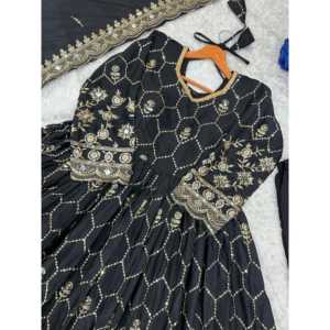 Belle robe Anarkali avec pendentif et Dupatta pour les fêtes Robe de soirée élégante - Product Image 2