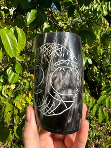 Vaso de Vidrio Hecho a Mano con Cuerno de Búfalo Natural, Estilo Animal Pulido, Diseño Grabado Árbol de la Vida, Impermeable, Alta Calidad - Product Image 4