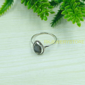 แหวนลาบราดอไรต์ทรงลูกแพร์ธรรมชาติ เงินแท้ 925 แหวนล้อมเพชรเม็ดเล็ก งานแฮนด์เมด พลอยแท้ เรียบง่าย เครื่องประดับผู้หญิง ของขวัญคริสต์มาส - Product Image 3