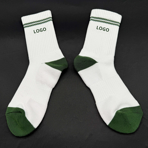 Chaussettes de sport en coton tricoté pour hommes, blanches avec rayures vertes, logo personnalisé, respirantes, coupe classique, pour le printemps - Product Image 4