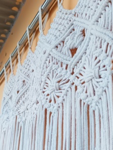 Tapiz de Macramé Bohemio Personalizado, Decoración de Pared de Cuerda de Algodón, Patrón Vertical Rectangular, Tema de Flores para Interiores, Bodas y Cumpleaños - Product Image 3