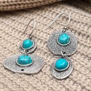 Pendientes colgantes de latón con turquesa, pendientes de latón texturizado con baño de plata, pendientes de piedras preciosas para mujer, pendientes oxidados al por mayor - Product Image 4