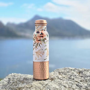 Bouteille d'eau en cuivre résistante à la rouille, de style antique, offrant des bienfaits naturels de désintoxication pour une eau potable fraîche et durable. - Product Image 1