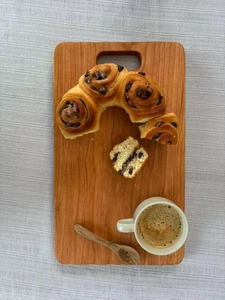 Planche à découper en bois écologique classique avec finition lisse et motif de grain rustique, conçue pour une utilisation esthétique et fonctionnelle - Product Image 5
