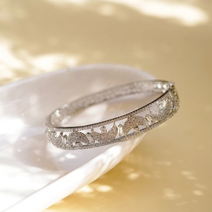 RAY FINE ORNATES BR0080 สร้อยข้อมือทรงลูกบอลดีไซน์รูปพระจันทร์ประดับเพชรคิวบิกเซอร์โคเนียชุบทองคำชมพู 22K รับรองโดย GDTC สไตล์วินเทจสุดหรู - Product Image 1