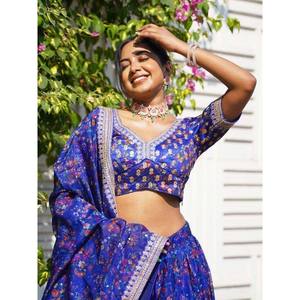 Lehenga Choli en organza imprimé de fleurs bleu royal pour mariage - Product Image 4