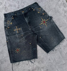 กางเกงยีนส์ขาสั้นคุณภาพสูงแบบสั่งทำพิเศษ ทรงขาดๆ แบบวินเทจ ขอบดิบ แต่งกระดุมสองชั้น ประดับหมุดและคริสตัล - Product Image 4