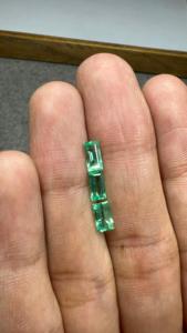 Lot de 3 pierres précieuses vertes en émeraude naturelle de Zambie, taille octogonale, 1,91 carat, certifiées par un tiers pour la création de bijoux sur mesure - Product Image 2