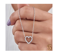 Collier pendentif cœur en or blanc 10k rhodié avec moissanite, design cœur ouvert, style minimaliste, cadeau parfait pour un anniversaire de mariage