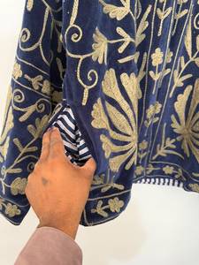 Manteau d'automne en velours bleu marine brodé Suzani, écologique et de qualité supérieure |   Veste ethnique bohème florale pour femmes |   Broderie artisanale de luxe - Product Image 4