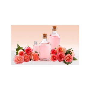 Huile essentielle de rose rose dans une bouteille en verre avec pétales de fleurs et bouquet de roses - Product Image 3
