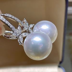 Pendientes de Diamantes de Lujo Estilo Reina, Versátiles, con Perlas Naturales de Agua Dulce - Product Image 3