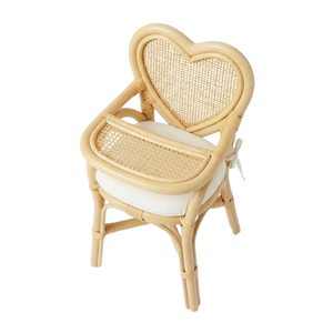 Chaise de poupée en rotin avec dossier en forme de cœur, matériau naturel durable, prix direct usine, achat en gros pour accessoires de maison de poupée - Product Image 1