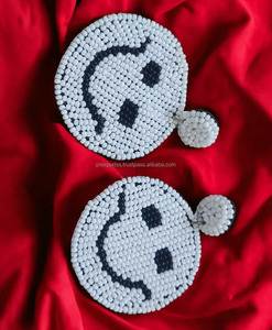 Pendientes de cuentas de semilla de cara sonriente gris, joyería divertida con cuentas, pendientes llamativos de moda, ropa de fiesta elegante, regalo de moda Funky - Product Image 3