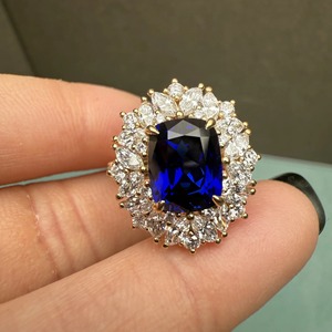 Bague de fiançailles pour femme en saphir bleu taille coussin avec halo de diamants, style classique, certifiée IGI - Product Image 1