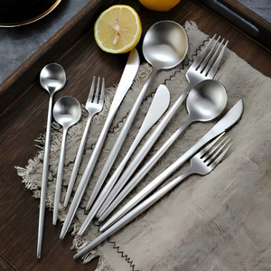 Juego de Cubiertos de Acero Inoxidable al por Mayor, Estilo Nórdico, Juego de Cubiertos Portátil Portugués, Juego de Cucharas y Tenedores Dorados - Product Image 6