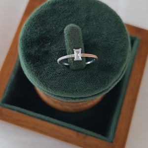 Anillo de Compromiso Solitario con Corte Esmeralda de Diamante Revalia, Anillos de Piedras Preciosas Elegantes y Minimalistas para Mujer, para Boda, Promesa o Fiesta - Product Image 1