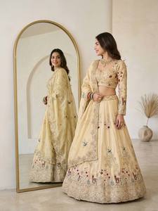 Lehenga Choli brodé or élégant avec dupatta en résille, travail de Zari et de fils multicolores, tenue de mariée de créateur - Product Image 3