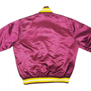 Chaqueta Varsity de Satén con Acabado Brillante, Costuras Resistentes y Opciones de Diseño Personalizado - Product Image 4
