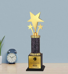 Elegante trofeo o premio de metal con una construcción metálica duradera, adecuado para el reconocimiento profesional y eventos de apreciación. - Product Image 1
