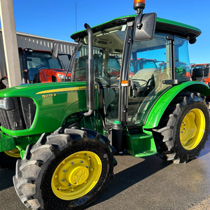 Tractor utilitario John Deere 5075E confiable, sistema hidráulico robusto, diseño de bajo consumo de combustible, excelente calidad, listo para trabajar en la agricultura. - Product Image 5
