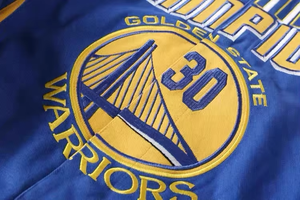 Chaquetas Varsity de Carreras con Parches Gráficos Bordados OEM, 100% Algodón, Cuello Alto, Detalles de Punto Acanalado, Botones a Presión - Product Image 3