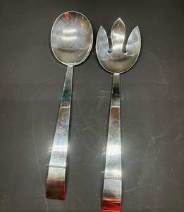 Cuillère à salade ergonomique à long manche et poignée confortable en métal pour mélanger, saupoudrer et servir facilement les salades fraîches de jardin - Product Image 4