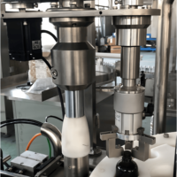 Machine automatique de remplissage, de bouchage et de scellage de bouteilles en plastique de petit volume CE RoHS
